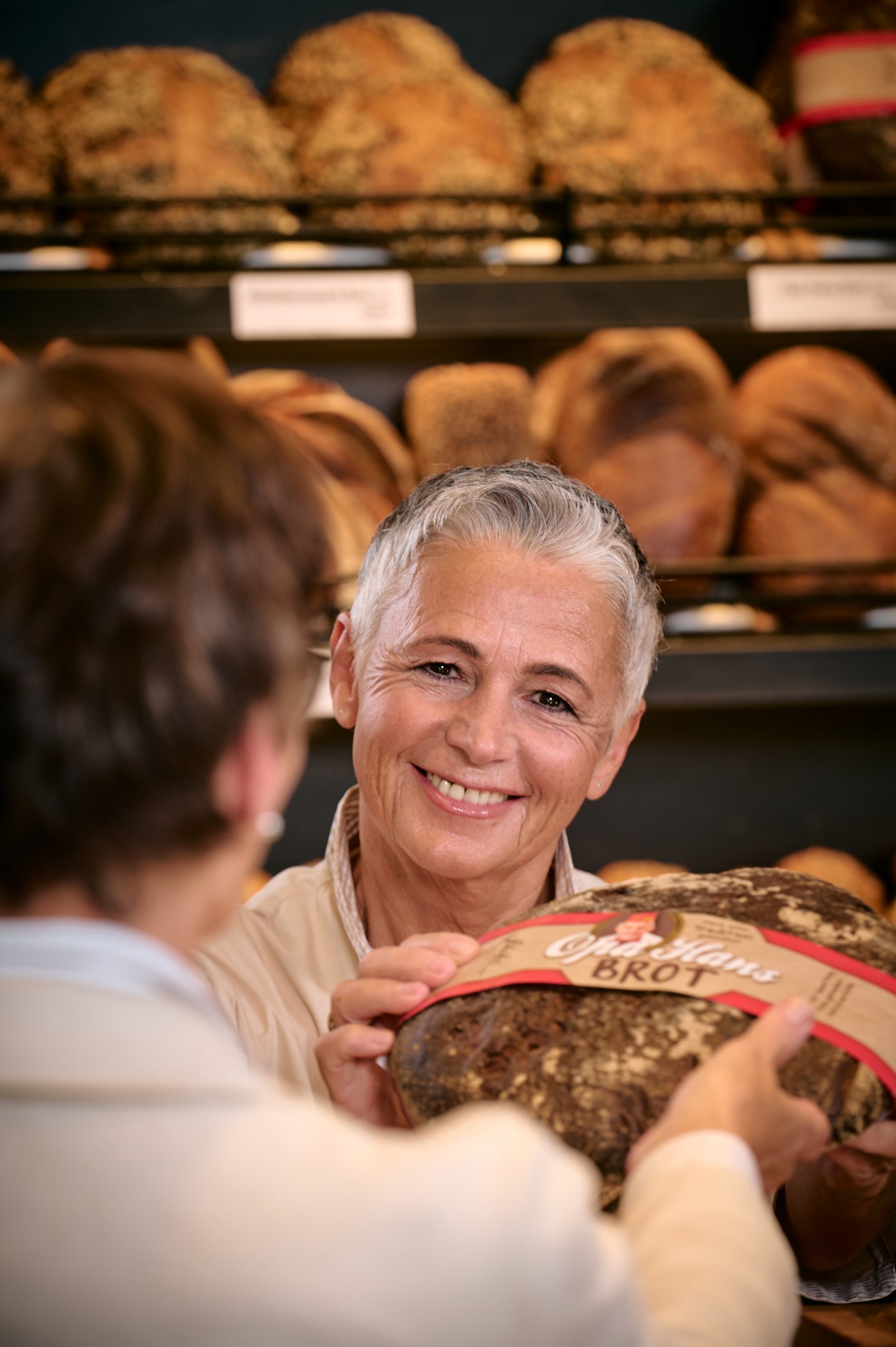 Scha╠êfer – Employer Branding 051 Verkäuferin mit Kundin