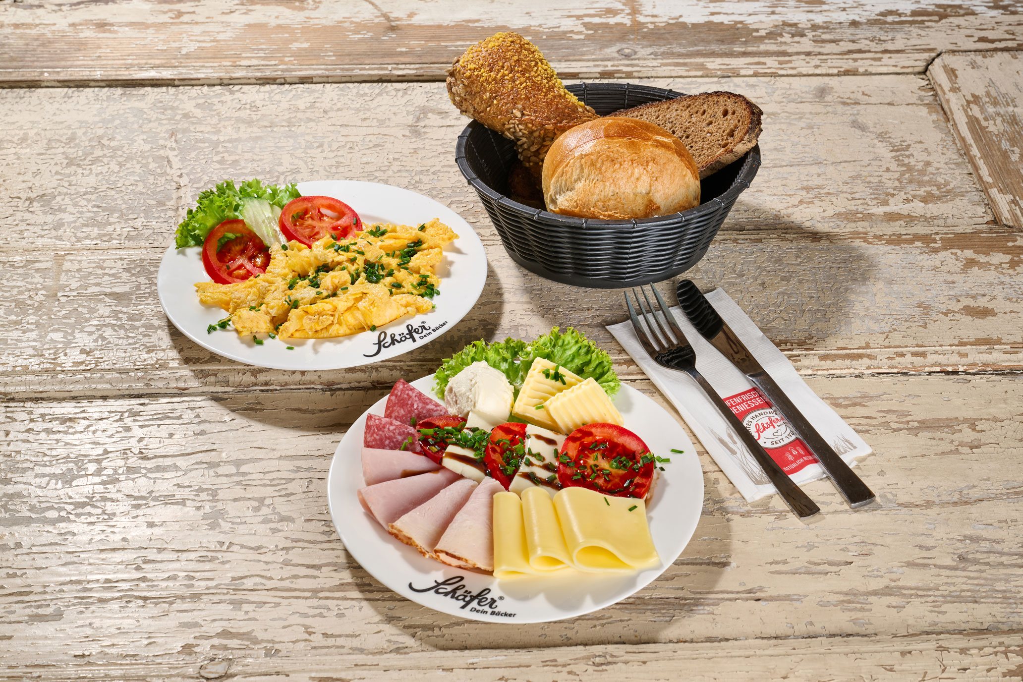 Schäferstündchen Deluxe Schäferstündchen Deluxe: Teller mit Rührei, Brotkorb und Platte mit Aufschnitt, Käse und Gemüse