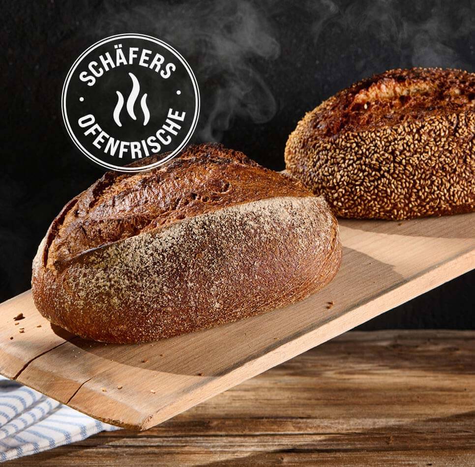 Schäfers Landbrot mit rustikaler Kruste, Brotscheiben auf Holzbrett